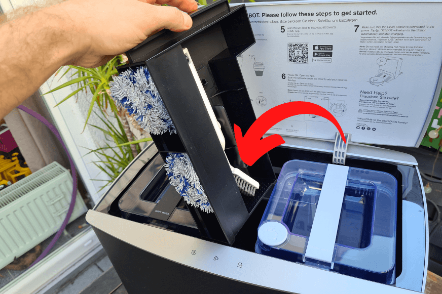 Die Reinigungsbürste des Ecovacs Deebot X1 Turbo ist in der Nahaufnahme zu sehen